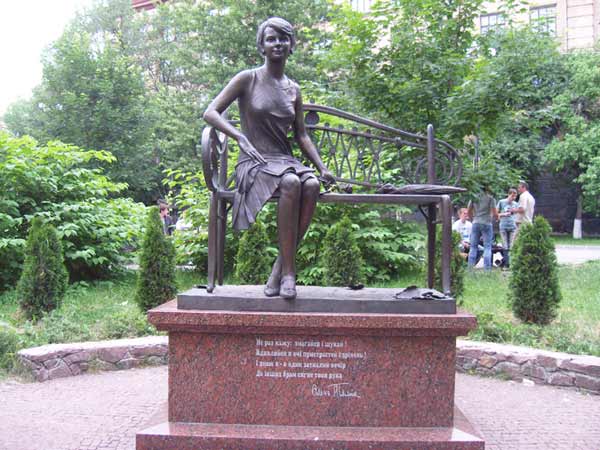 Памятник Елене Телиге в Киеве