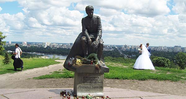 Памятник военным лётчикам в Киеве