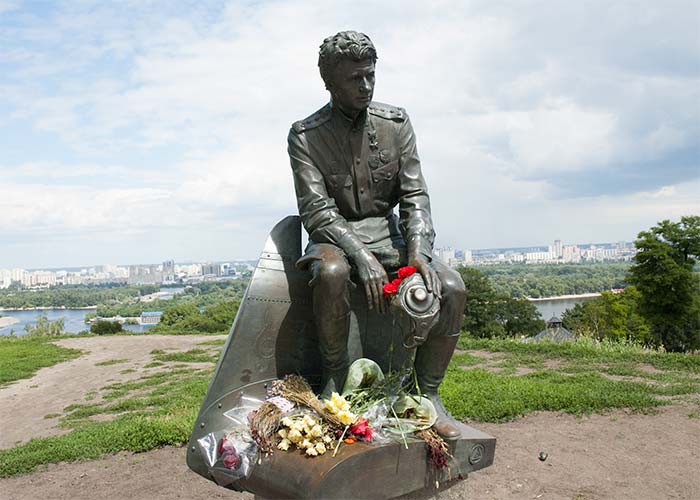 Памятник военным лётчикам в Киеве