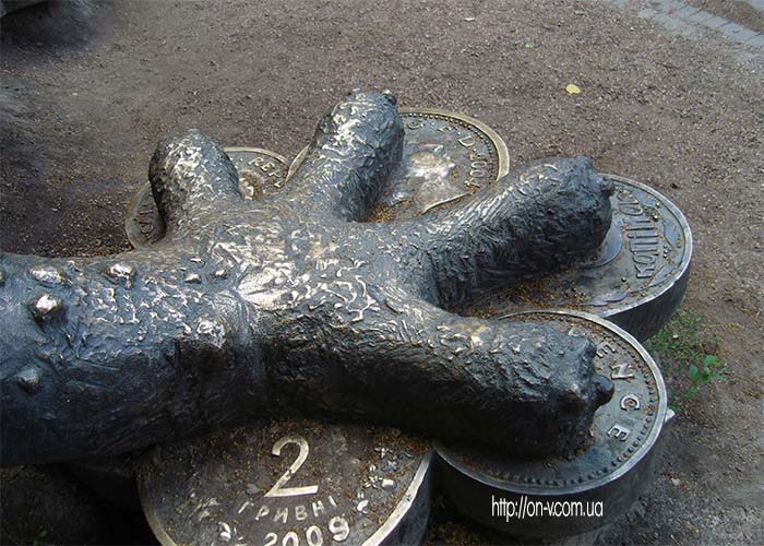 Памятник жабе в Киеве