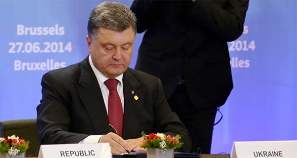 П. Прошенко подписывает Соглашение