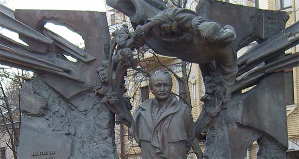 Памятник В. Черноволу в Киеве
