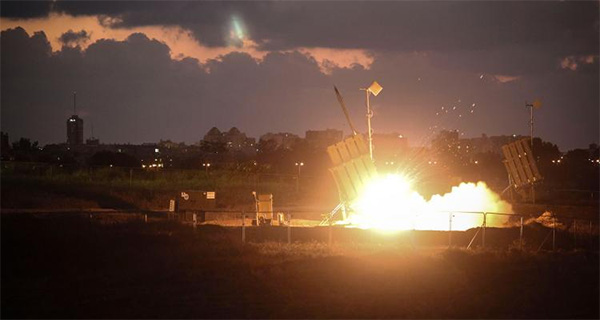 Израильская система ПВО "Железный купол" запускает ракеты для перехвата атакующих ракет