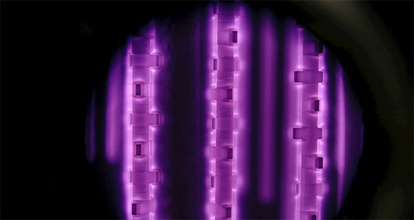 Пурпурное свечение окружает эти части азотированными ионами (плазмой)