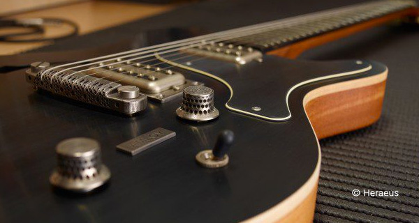 Гитара с 3D-печатным мостом и регуляторами из аморфного металла